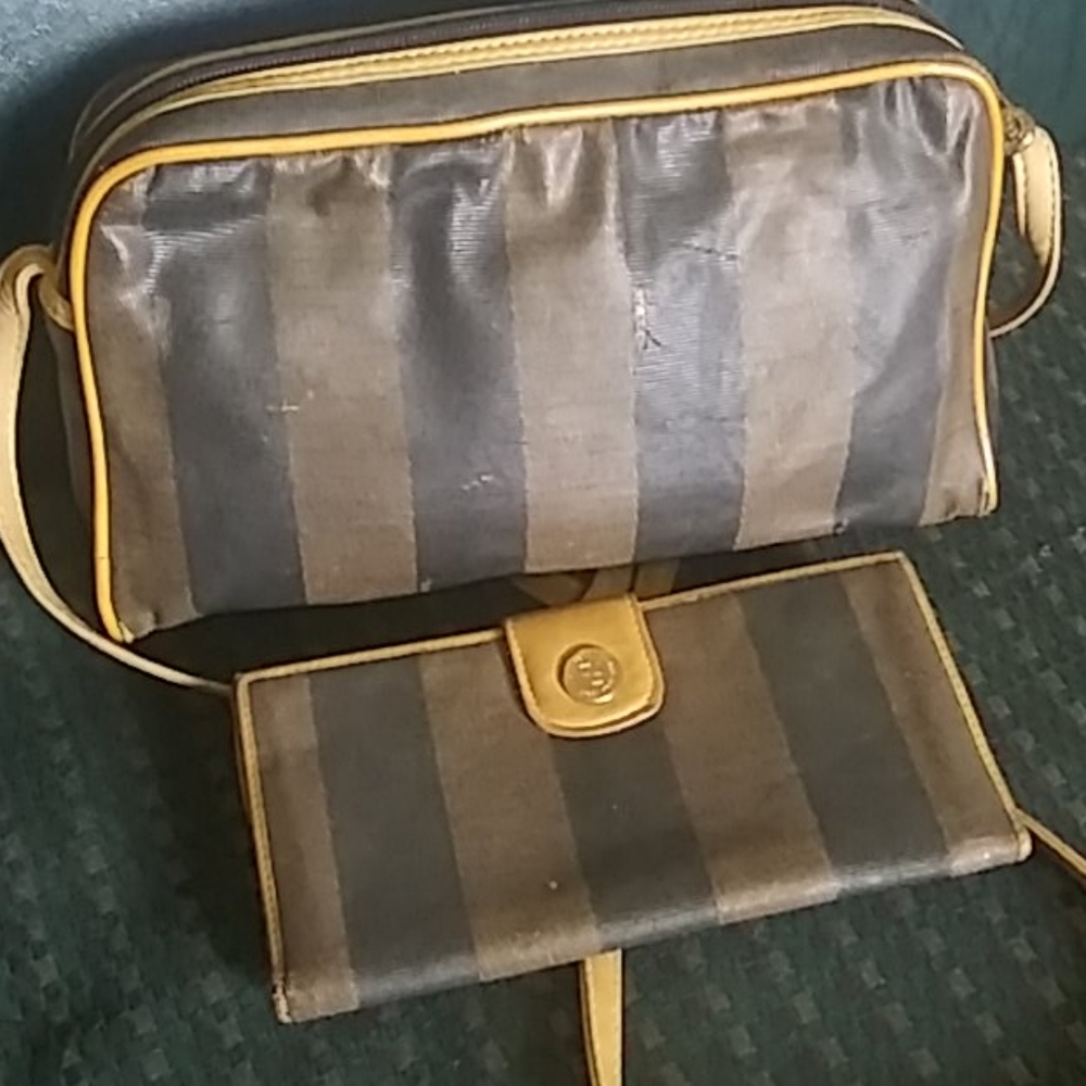 💕Authentic Fendi Vintage Stripe Crossbody. - Picture 3 of 12